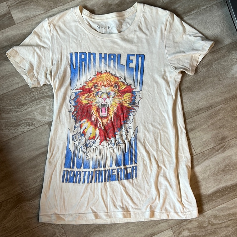 Buckle graphic t